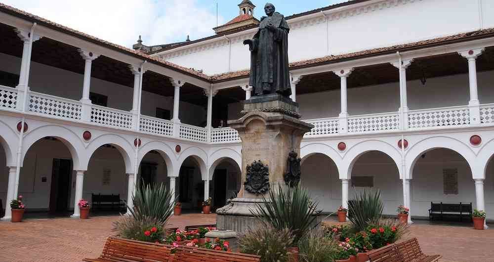 Fray Cristóbal de Torres y Motones fundó a la universidad del Rosario en 1953. 