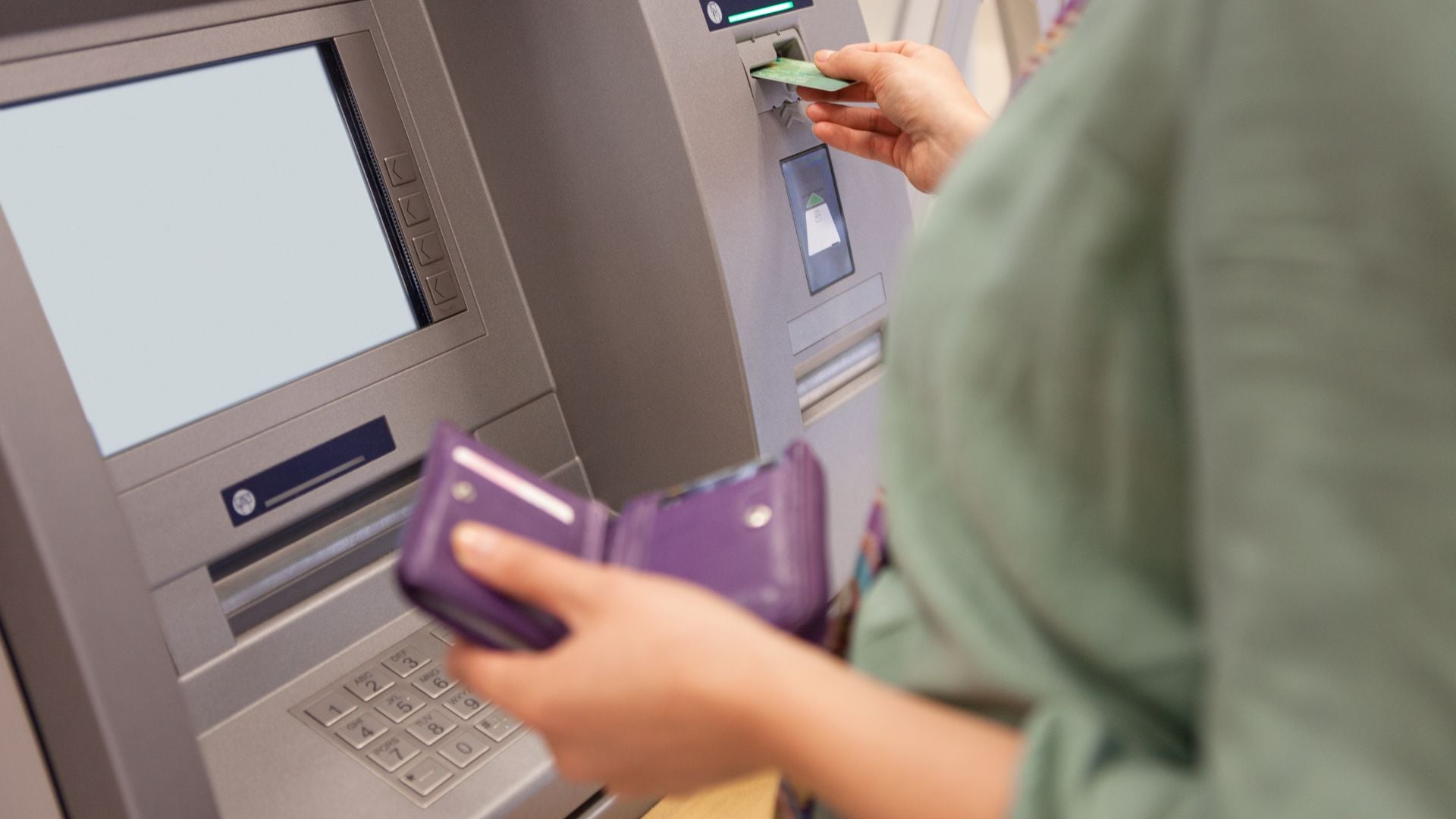 Protegerse al retirar dinero en el cajero automático es una responsabilidad individual que forma parte de la seguridad personal y financiera.