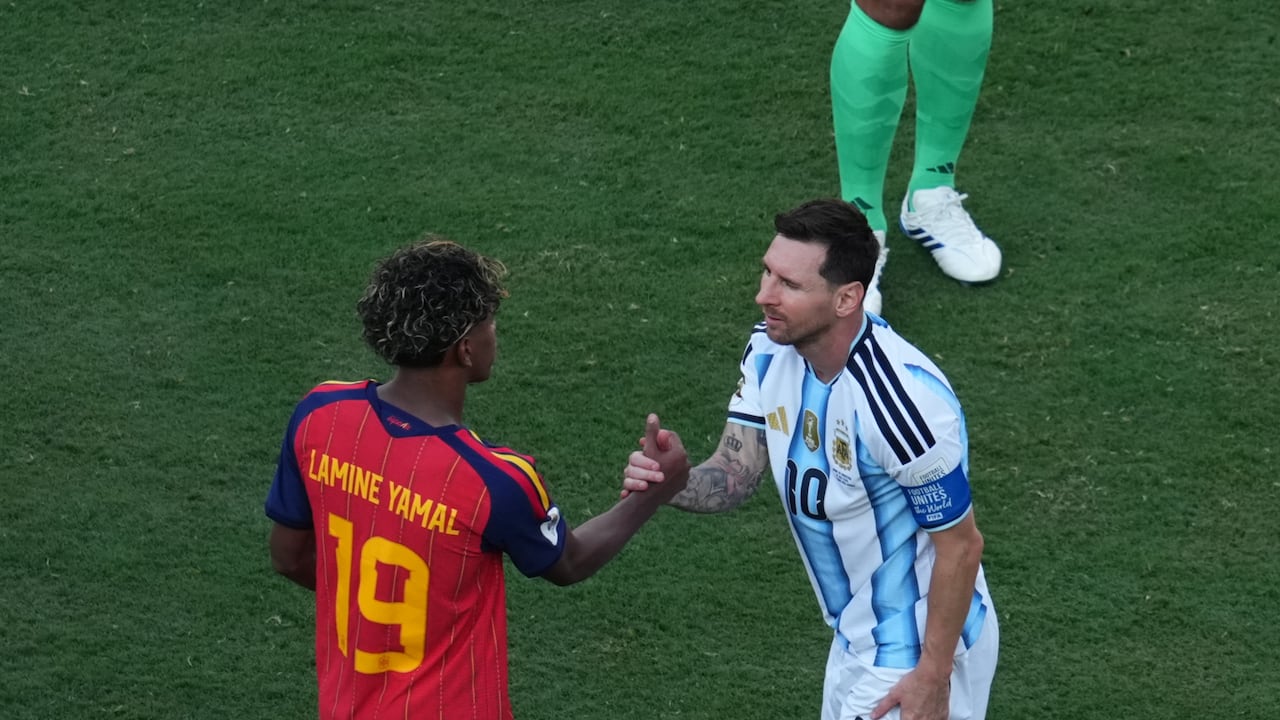 Lamine Yamal choca su mano derecha con Lionel Messi en el partido de España vs. Argentina.