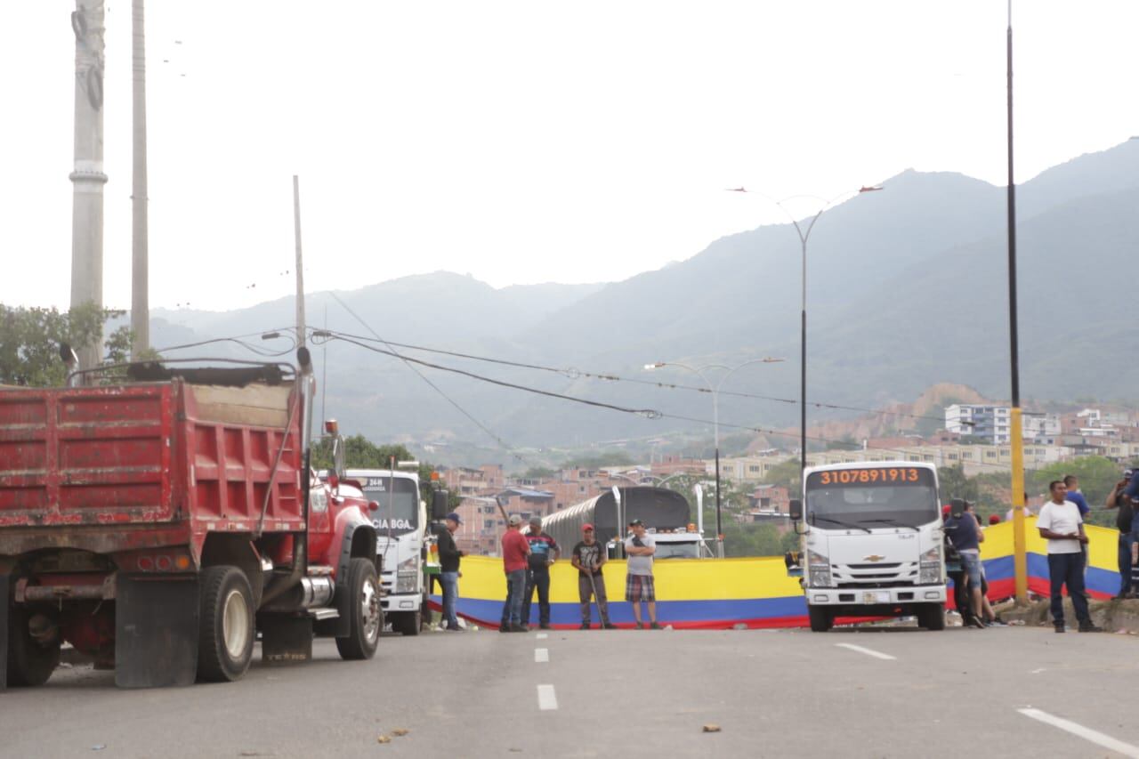 Bloqueos en el sector del Barrio El Palenque, en la via que comunica Bucaramanga con el Aeropuerto Internacional Palonegro, también se bloquea la zona industrial y se restringe la movilidad de cerca de 250 mil habitantes que viven en el municipio de Girón, Norte de Santander