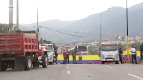 Bloqueos en el sector del Barrio El Palenque, en la via que comunica Bucaramanga con el Aeropuerto Internacional Palonegro, también se bloquea la zona industrial y se restringe la movilidad de cerca de 250 mil habitantes que viven en el municipio de Girón, Norte de Santander