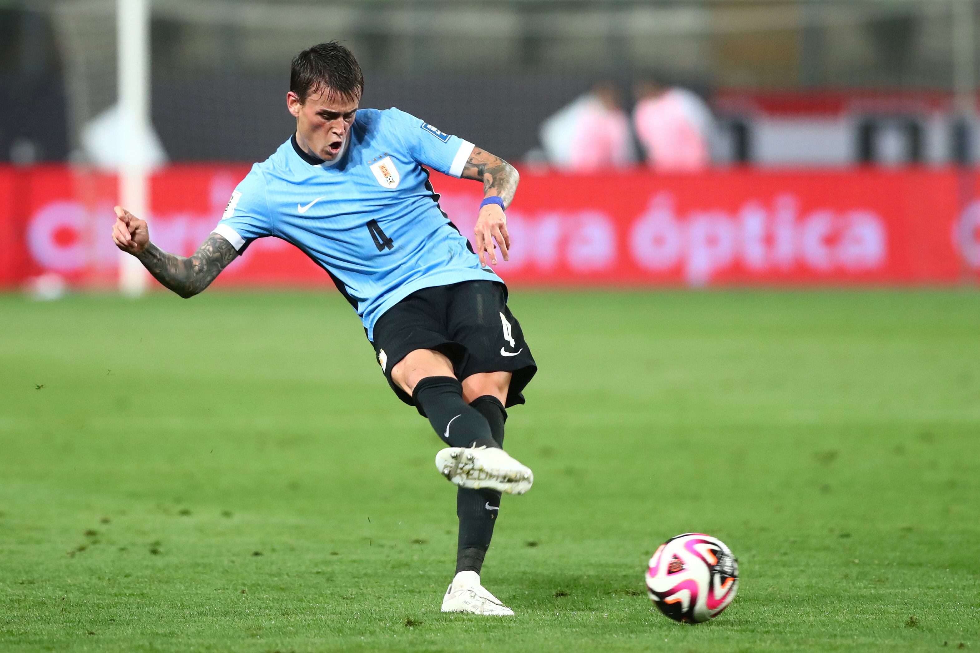 Nicolás Fonseca de Uruguay patea el balón durante el partido de Clasificación Sudamericana para la Copa Mundial de la FIFA 2026 entre Perú y Uruguay en el Estadio Nacional de Lima el 11 de octubre de 2024 en Lima, Perú.