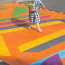 Cebras peatonales sobre un cruce diseñado por la artista Vanessa Jackson en Piccadilly Circus en Londres, como parte de 'The Piccadilly Art Takeover', donde los artistas han sido seleccionados para llevar su arte a Piccadilly Circus en el centro de Londres. The Takeover es una asociación entre la Royal Academy of Arts y Art of London, que transforma el área de Piccadilly Circus con arte público que incluye banderas colgantes y pasos de peatones. Foto: Dominic Lipinski / PA vía AP.