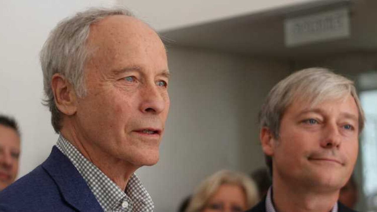 Richard Ford (izq.) es el sexto premiado este año.