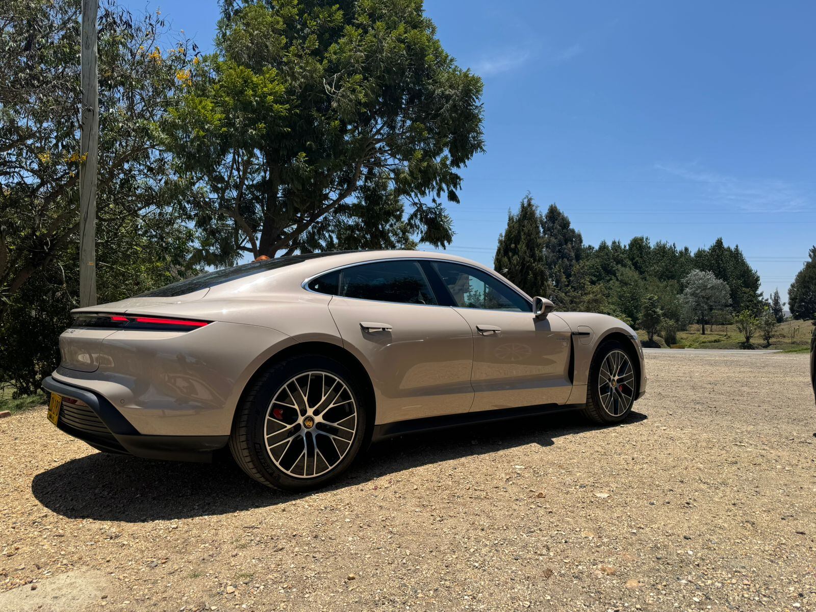 La autonomía de los carros eléctricos en Colombia ha mejorado gracias a la ampliación de la infraestructura de carga en los diferentes corredores del país. Porsche Tycan 4s.