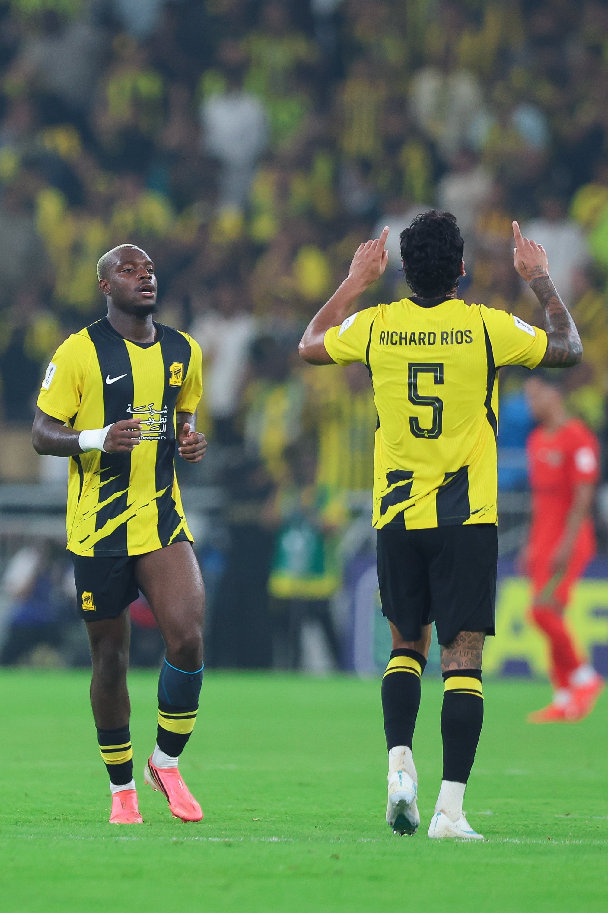 Richard Ríos celebra junto a uno de sus compañeros en Al Ittihad