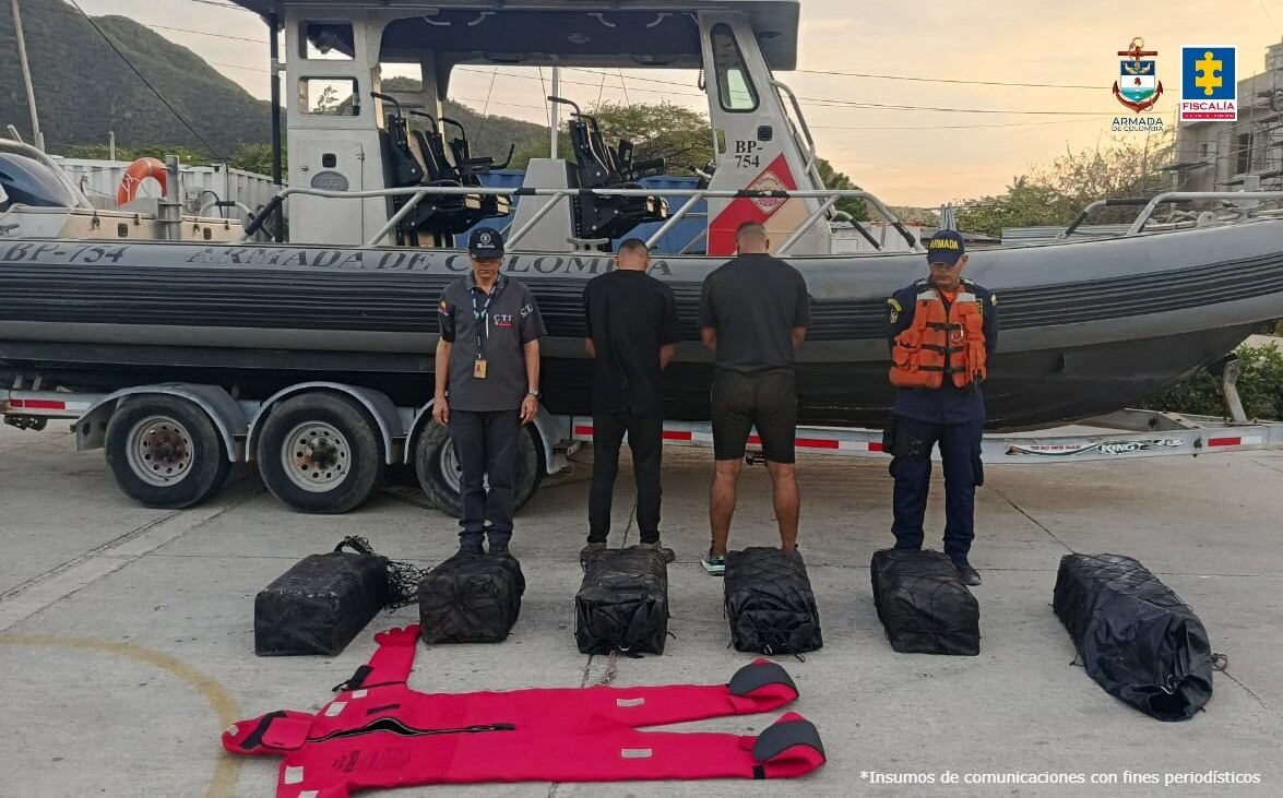 Se escondieron en una embarcación de bandera ucraniana con tulas cargadas de estupefacientes, las cuales pretendían trasladar a España.