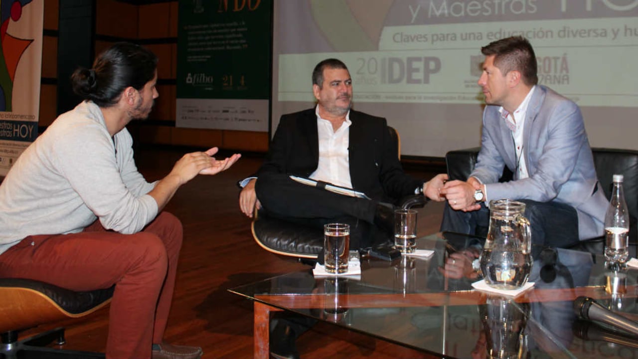 En el centro, Pablo Gentili, secretario ejecutivo de la Clacso, en entrevista con el equipo de Semana Educación.