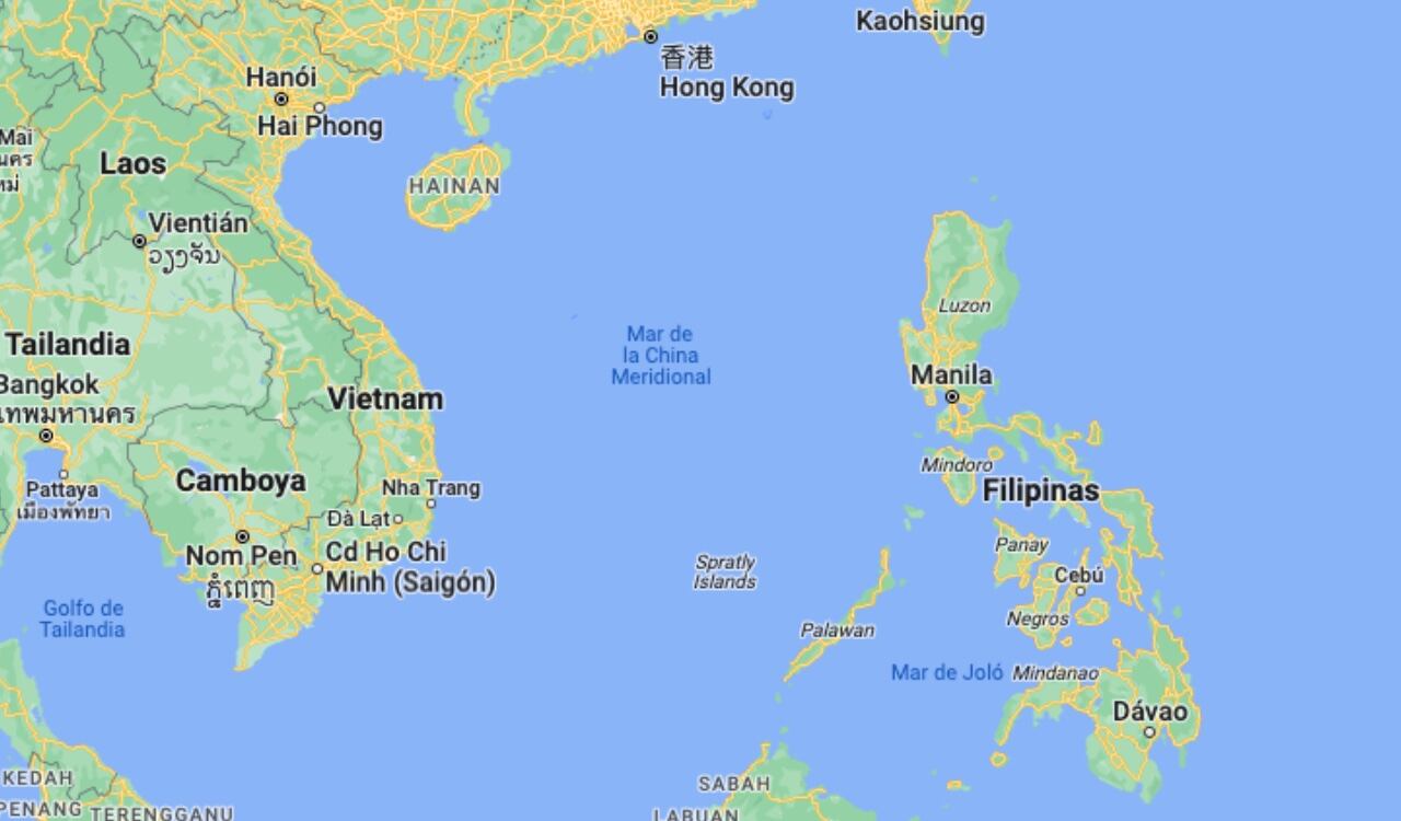 En este lugar es donde se presentó el incidente, sin embargo Filipinas, Vietnam, Malasia y Brunéi también reclaman la soberanía de partes del mar, y Washington suele enviar buques a la zona para afianzar la libertad de navegar en aguas internacionales.