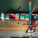 vista de ángulo alto en la terminal de contenedores de carga en el puerto de Hamburgo