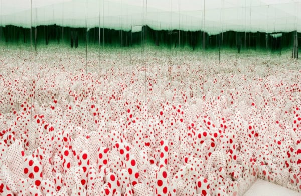 En 1957 Kusama se trasladó a vivir en Nueva York, lo que significó un hito en su carrera. Allí conoció a Donald Judd, Andy Warhol y Joseph Cornell. Empezó entonces a hacer “esculturas blandas”, conocidas como Accumulations. “Objetos cotidianos como bolsos, sillas, escaleras de mano y zapatos, cubiertos con elementos rellenos de tela que se asemejan a falos”.