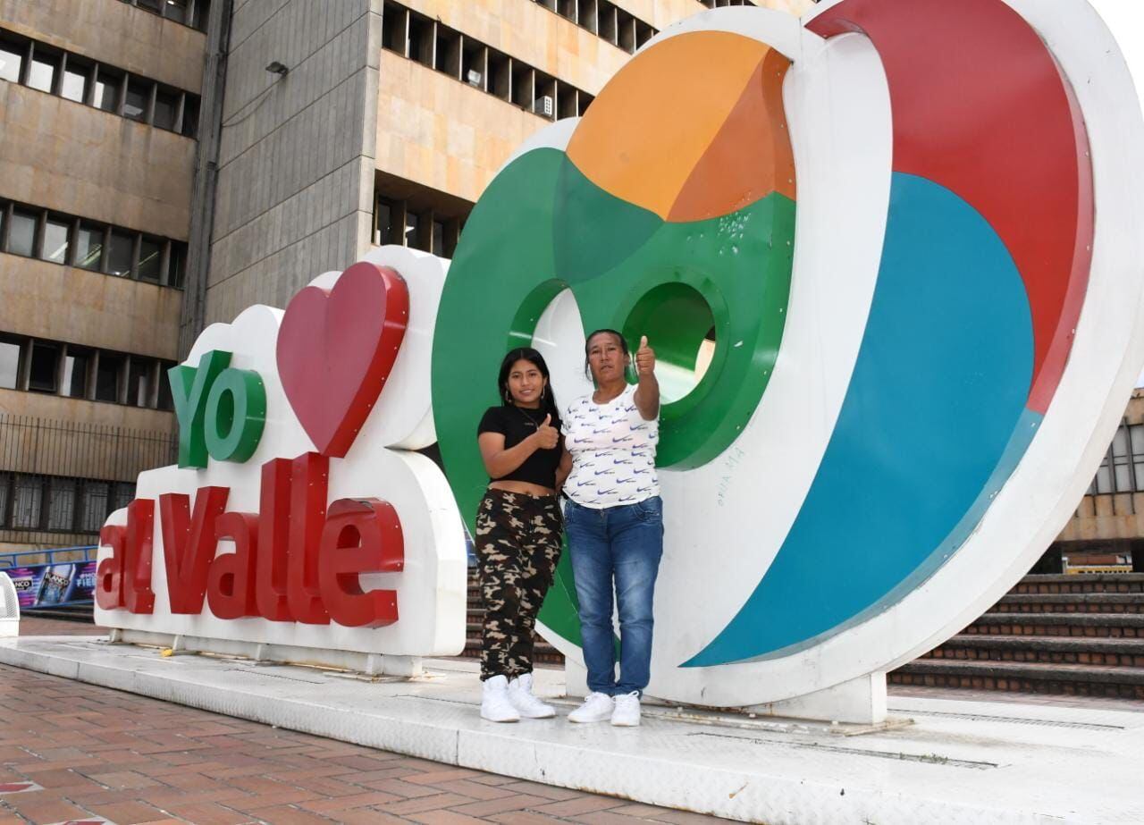 La joven estudiante y su madre están felices por el viaje a Estados Unidos.