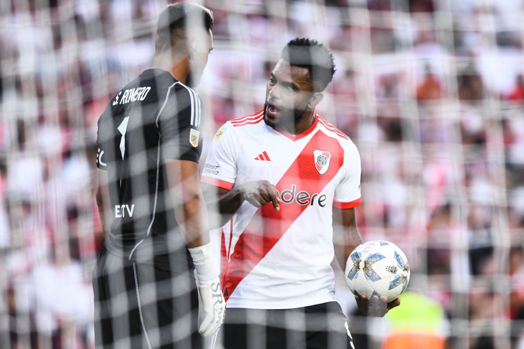 BUENOS AIRES, ARGENTINA - FEBRUARY 25: Miguel Borja of River Plate arues with Sergio Romero of Boca Juniors during a match between River Plate and Boca Juniors a part of Copa de la Liga 2024 at Estadio Más Monumental Antonio Vespucio Liberti on February 25, 2024 in Buenos Aires, Argentina. (Photo by Rodrigo Valle/Getty Images)
