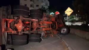 Tractomula volcada en Cartagena