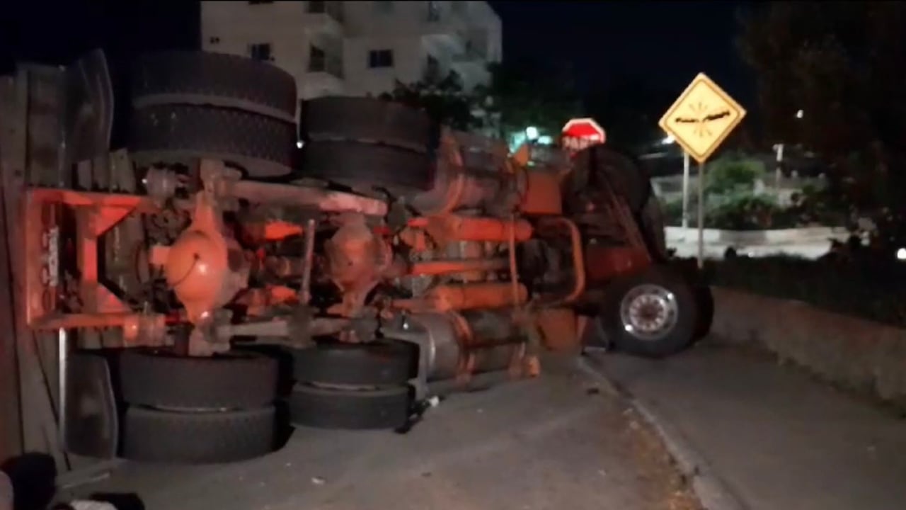 Tractomula volcada en Cartagena