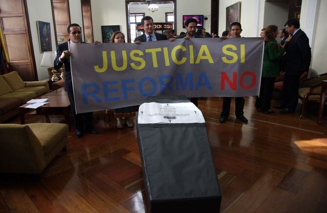 La bancada del Polo ofrece los servicios funerarios.  (-de izq. a der.- Alexander López, Alba Luz Pinilla, Mauricio Ospina e Iván Cepeda).  