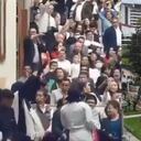 El incidente interrumpió momentáneamente los actos protocolarios y generó un fuerte malestar entre los asistentes.