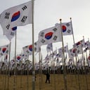 Un visitante toma sus fotos de recuerdo cerca de las banderas nacionales que se exhibieron en el Salón de la Independencia en 2012 FOTO: Lee Jin-man/AP