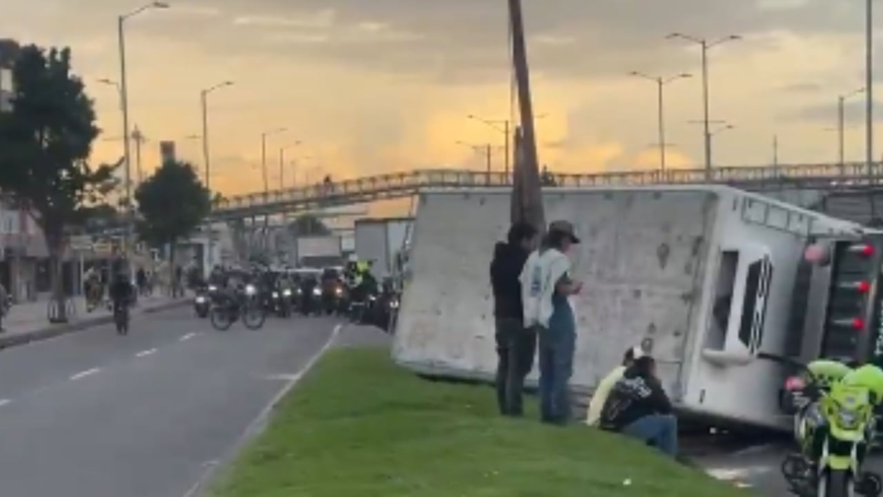 Un furgón se volcó en la intersección de la avenida de las Américas con avenida Boyacá, provocando afectaciones en la movilidad del occidente de Bogotá.