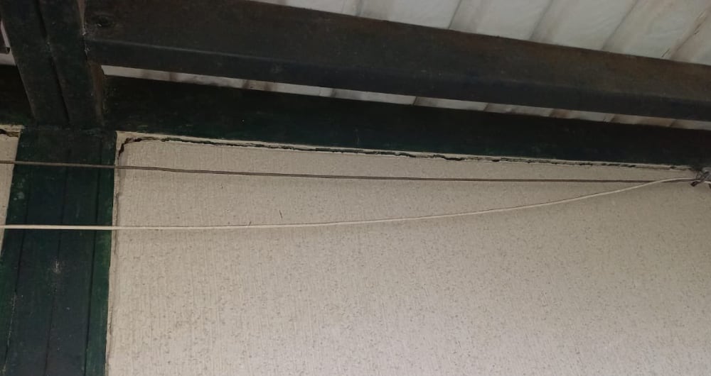 Grietas en un inmueble de Antioquia, luego del sismo que sacudió al país este 10 de marzo.