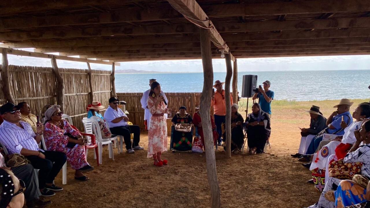 Comunidades Wayúu dialogaron con el Gobierno nacional sobre la Transición Energética Justa y proyectos en sus territorios.