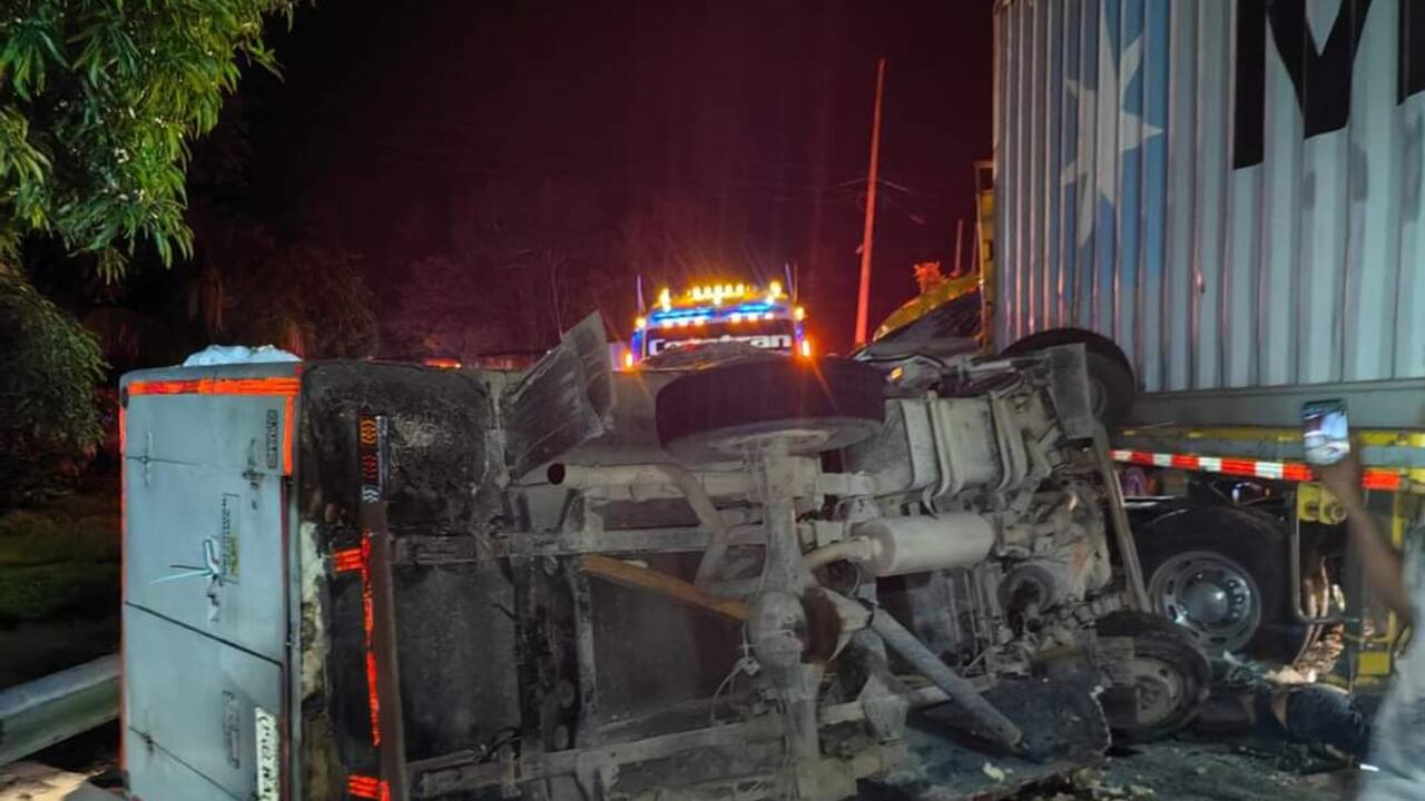 Accidente entre tractomula y camión en la vía Santander - Antioquia.