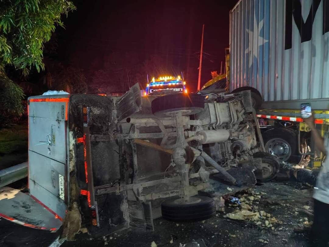 Accidente entre tractomula y camión en la vía Santander - Antioquia.