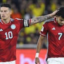 Luis Díaz es consolado por James Rodríguez tras errar penal ante Ecuador