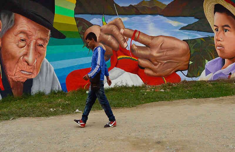 Los grafiteros se consideran servidores de la paz y buscan abrir las mentes de los transeúntes con sus mensajes. Grafiti en Toribío.