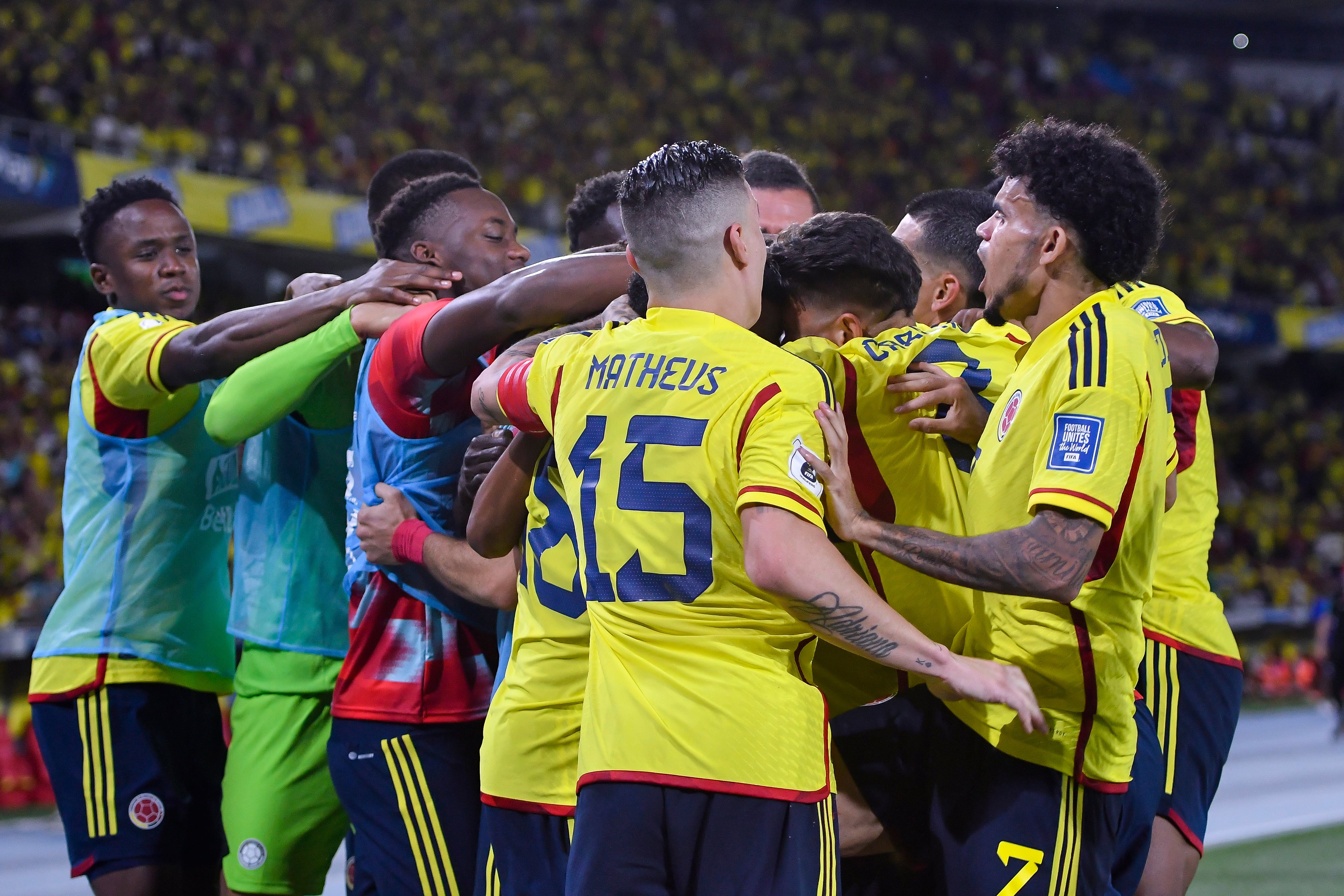 BARRANQUILLA, COLOMBIA - 7 DE SEPTIEMBRE: Rafael Santos Borre de Colombia celebra con sus compañeros después de anotar el primer gol del equipo durante un partido de clasificación para la Copa Mundial de la FIFA 2026 entre Colombia y Venezuela en el Estadio Metropolitano el 7 de septiembre de 2023 en Barranquilla, Colombia. (Foto de Gabriel Aponte/Getty Images)