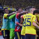 BARRANQUILLA, COLOMBIA - 7 DE SEPTIEMBRE: Rafael Santos Borre de Colombia celebra con sus compañeros después de anotar el primer gol del equipo durante un partido de clasificación para la Copa Mundial de la FIFA 2026 entre Colombia y Venezuela en el Estadio Metropolitano el 7 de septiembre de 2023 en Barranquilla, Colombia. (Foto de Gabriel Aponte/Getty Images)