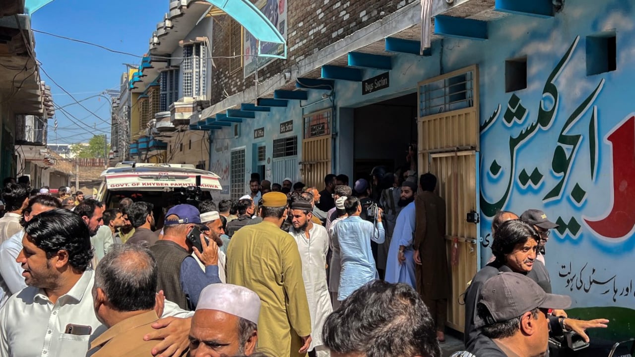 Residentes se congregan durante una operación de búsqueda tras el derrumbe del techo de una escuela en Peshawar el 15 de octubre de 2026.