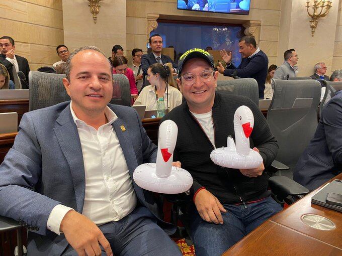 Los representantes a la Cámara por el Centro Democrático Óscar Villamizar (der.) y Juan Espinel ya han protagonizado otras protestas contra el gobierno de Gustavo Petro. En esta foto, contra la compra de plumones con plumas de ganso.