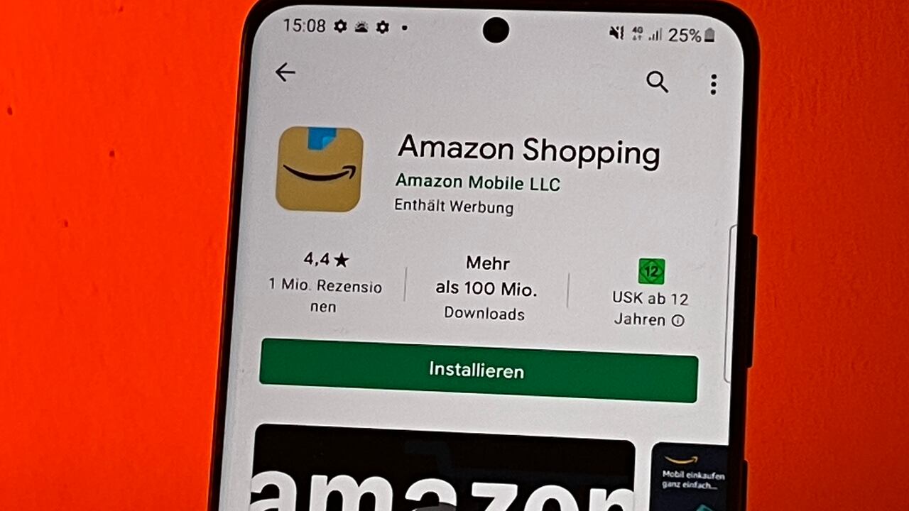 a aplicación de compras de Amazon en Google Play Store en un teléfono inteligente Android con el nuevo logotipo de la aplicación. Amazon había adaptado el nuevo símbolo de su aplicación para teléfonos inteligentes después de que algunos usuarios en la red sintieran que les recordaba un bigote de Hitler.