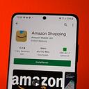 ILUSTRACIÓN - 3 de marzo de 2021, Berlín: la aplicación de compras de Amazon en Google Play Store en un teléfono inteligente Android con el nuevo logotipo de la aplicación. Amazon había adaptado el nuevo símbolo de su aplicación para teléfonos inteligentes después de que algunos usuarios en la red sintieran que les recordaba un bigote de Hitler. Foto: Christoph Dernbach / dpa (Foto de Christoph Dernbach / picture alliance a través de Getty Images)