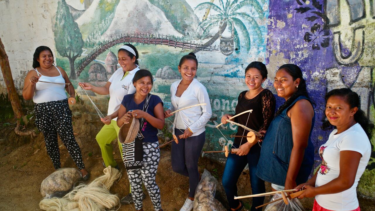 Las mujeres de Obonuco, Nariño, que se vincularon a la iniciativa Siempre Guerreras aprendieron a realizar labores manuales como tejer para poder alcanzar una independencia económica.