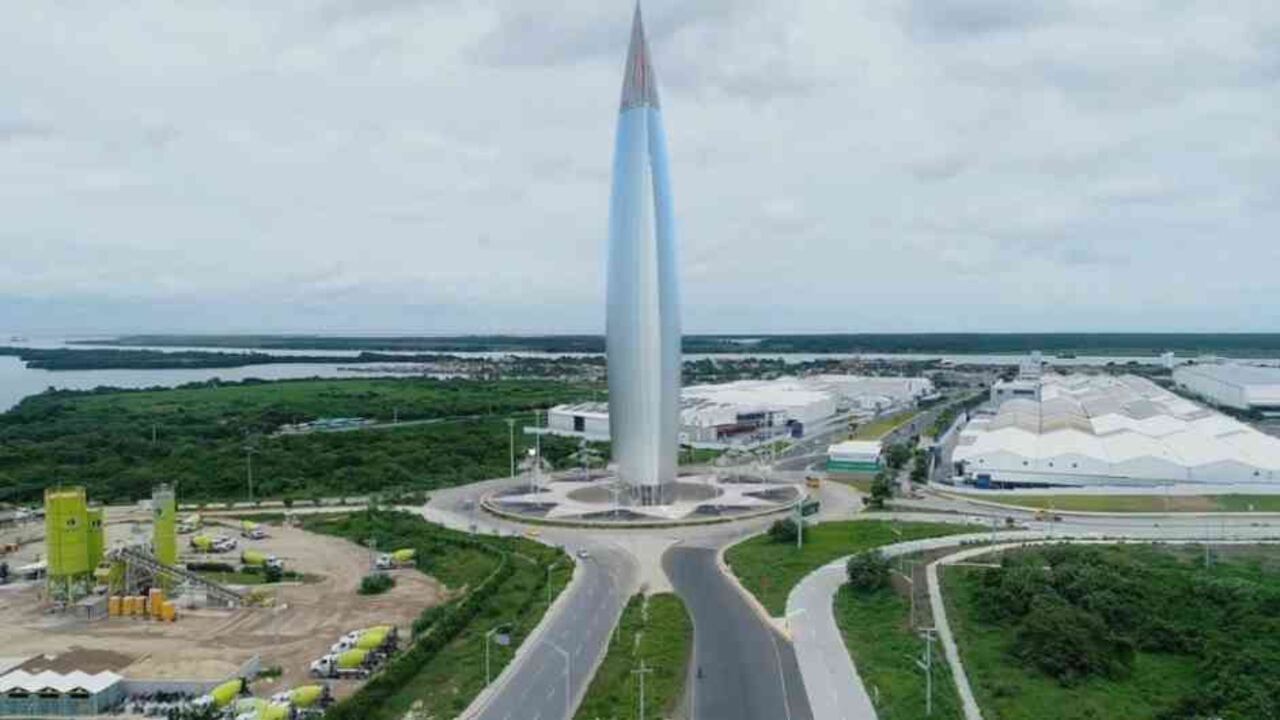 El Marquise, la obra reconocida combina formas y símbolos espejos de agua perimetrales, que sirven como depósitos de agua de lluvia, evitando la contaminación y el colapso del drenaje pluvial.