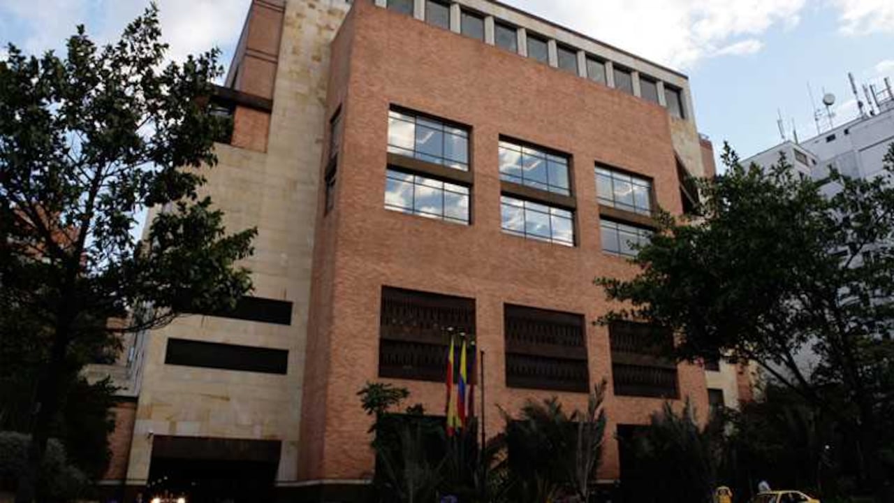 Un reglamento disciplinario les impide a los socios dar declaraciones públicas.