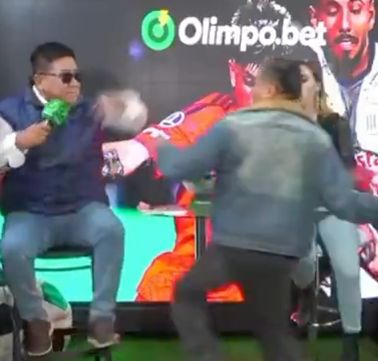 Chevaristo decide golpear a su colega en plena transmisión