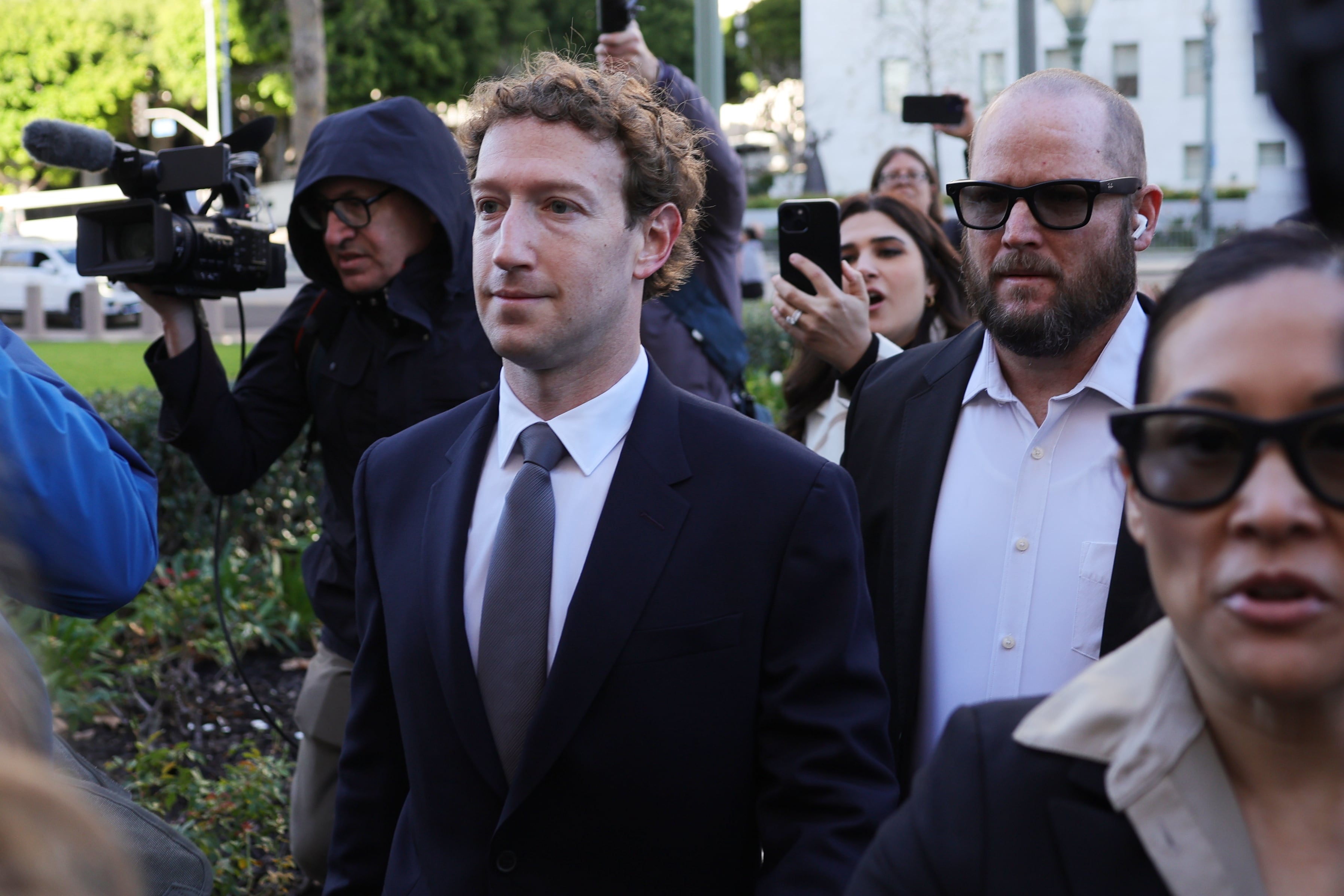 El director ejecutivo de Meta, Mark Zuckerberg, al llegar a un juicio histórico sobre si las plataformas de redes sociales son adictas y dañan deliberadamente a los menores, el miércoles 18 de febrero de 2026, en Los Ángeles