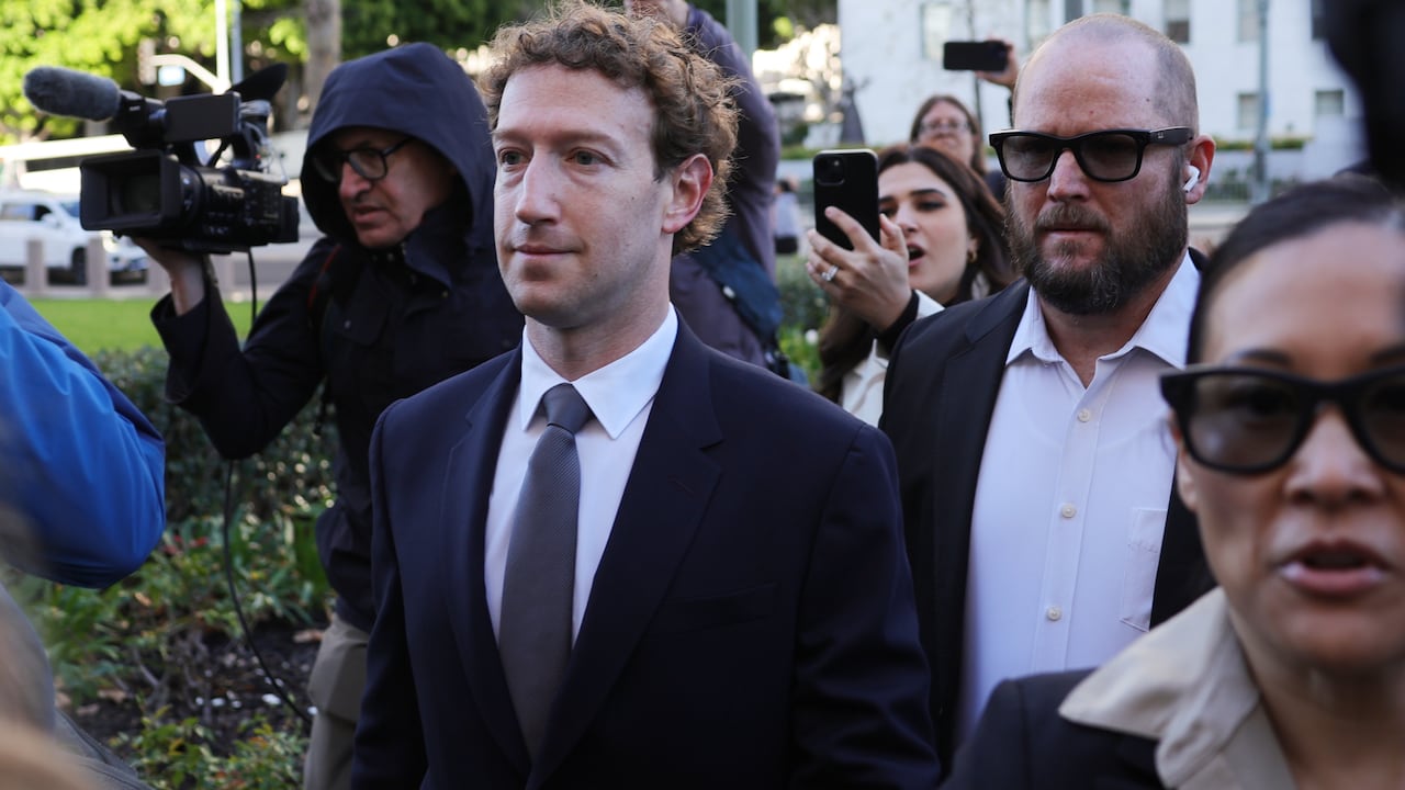 El director ejecutivo de Meta, Mark Zuckerberg, al llegar a un juicio histórico sobre si las plataformas de redes sociales son adictas y dañan deliberadamente a los menores, el miércoles 18 de febrero de 2026, en Los Ángeles