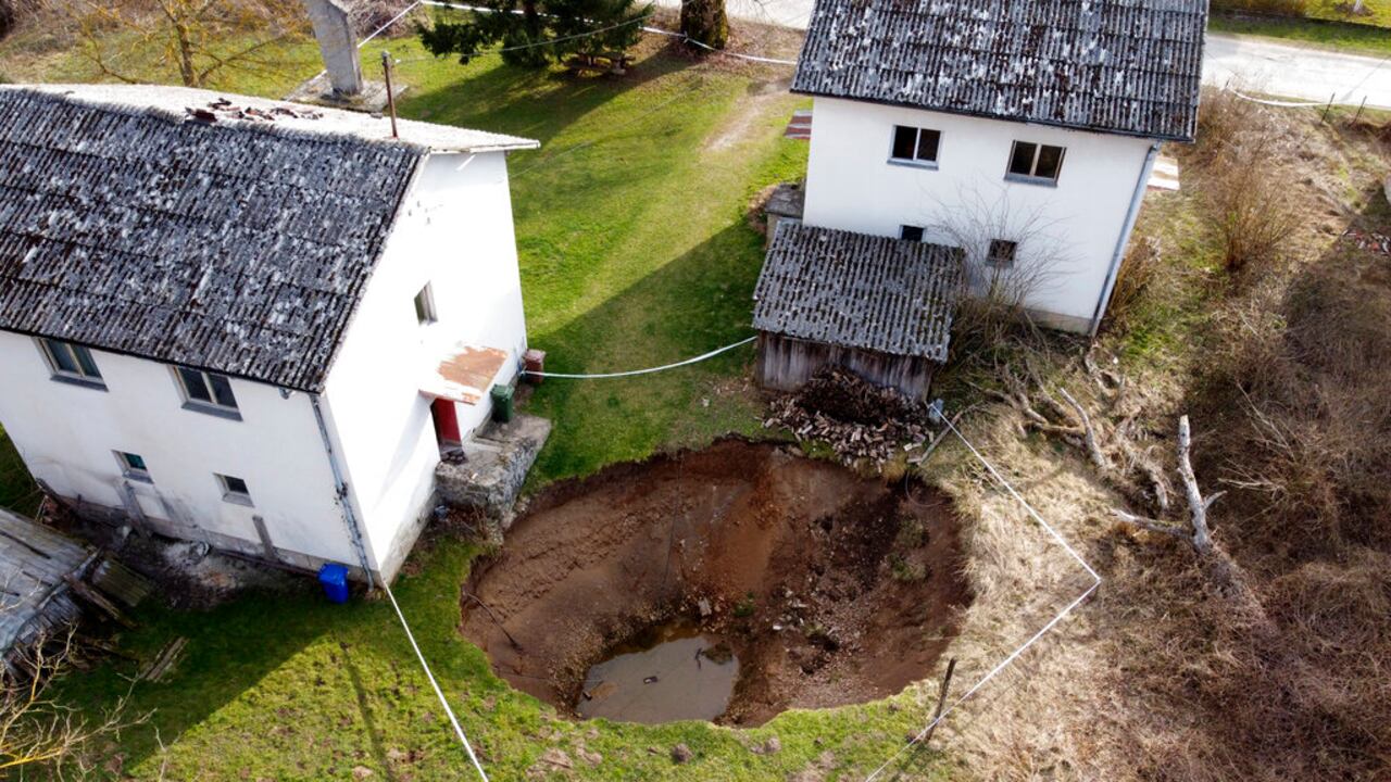 Mecencani, Croacia, una región a unos 40 kilómetros de Zagreb, ha visto enormes cráteres aparecer desde que en diciembre ese país sintiera un fuerte temblor.