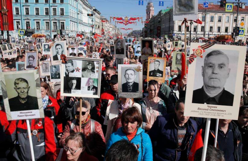 Varios cientos de miles de personas caminan en el centro de las calles de San Petersburgo en una marcha llamada 'Regimiento inmortal' mientras se llevan retratos de sus familiares que lucharon en la Segunda Guerra Mundial. FOTO: Dmitri Lovetsky / AP