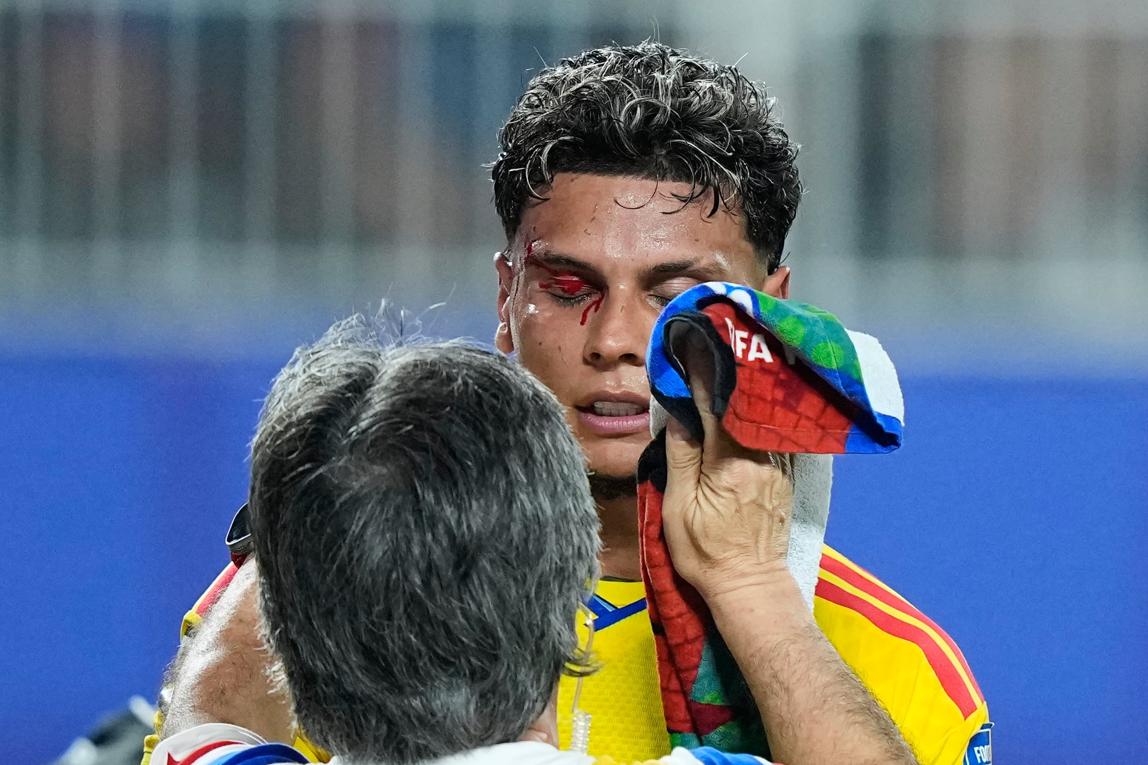 Richard Ríos (6), de Colombia, recibe atención médica durante el partido de dieciseisavos de final de la Copa Mundial entre Colombia y Ghana