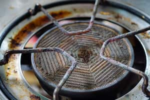 Mantenga su cocina reluciente con este ingenioso truco para eliminar el óxido de su estufa.