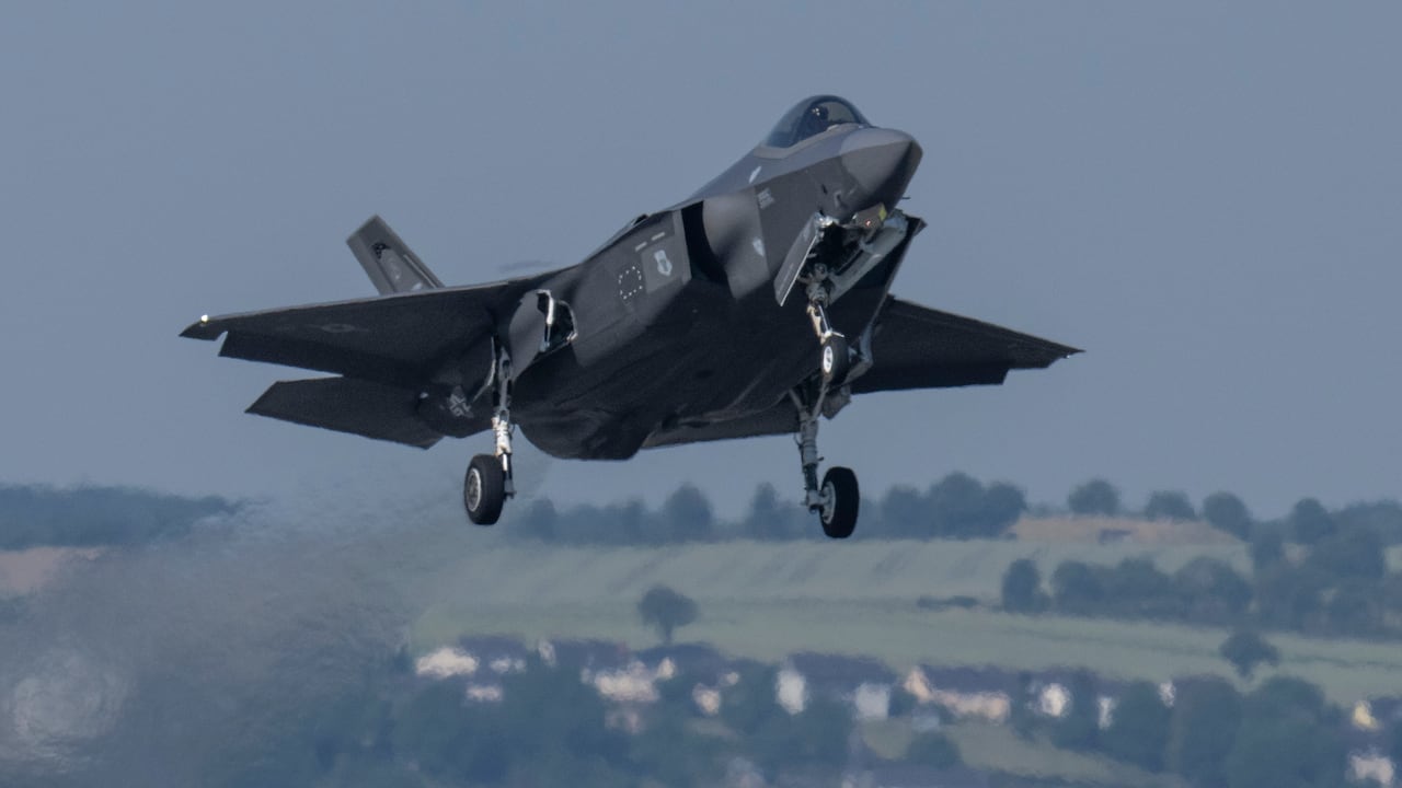 14 de junio de 2023, Renania-Palatinado, Spangdahlem: Un caza F-35 de la Fuerza Aérea de EE.UU. despega de la Base Aérea de Spangdahlem durante el ejercicio aéreo Air Defender 2023.
