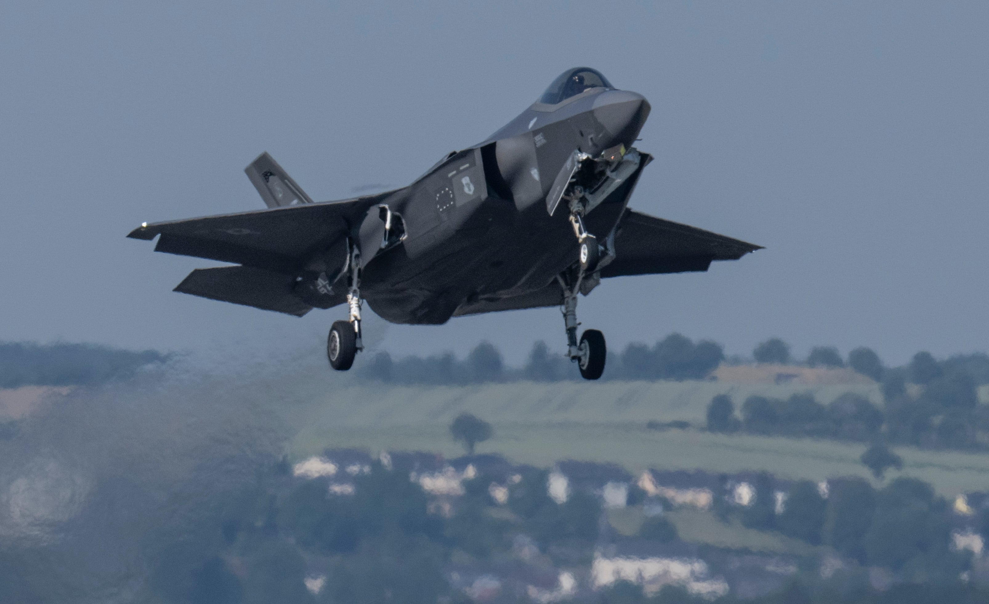 14 de junio de 2023, Renania-Palatinado, Spangdahlem: Un caza F-35 de la Fuerza Aérea de EE.UU. despega de la Base Aérea de Spangdahlem durante el ejercicio aéreo Air Defender 2023.