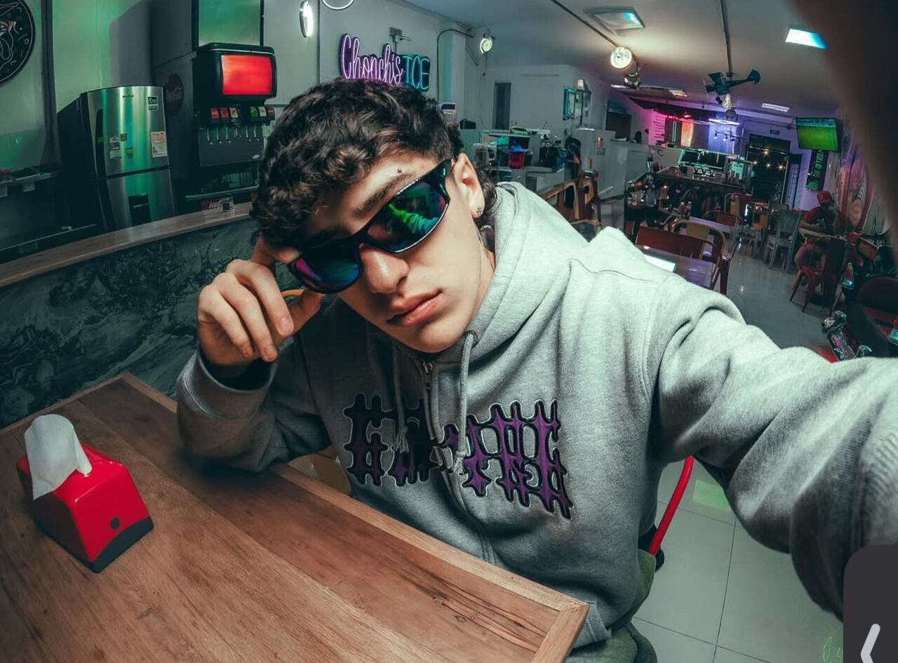 El cantante colombiano de 19 años firmó contrato con Warner Music.