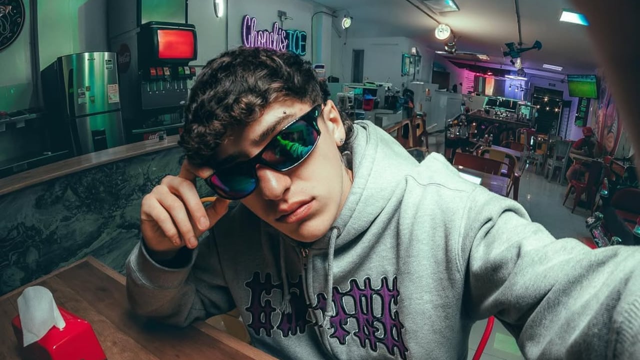 El cantante colombiano de 19 años firmó contrato con Warner Music.