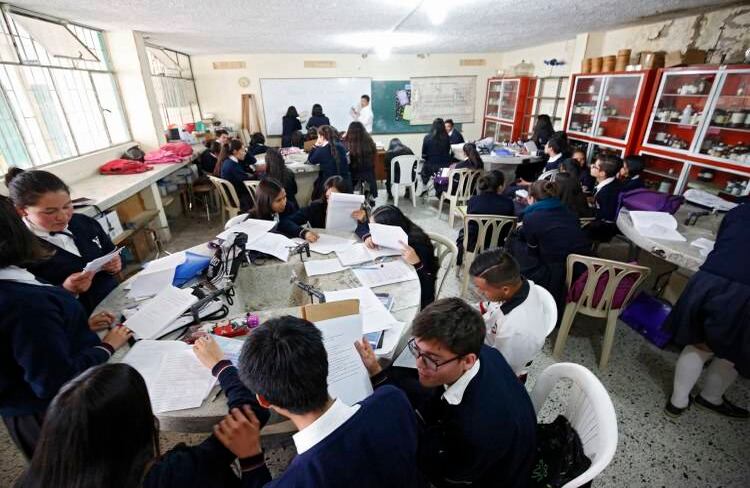 Por los incumplimientos, el rector Oliveros ha tenido que usar los laboratorios de Física y Química como aulas de clase.